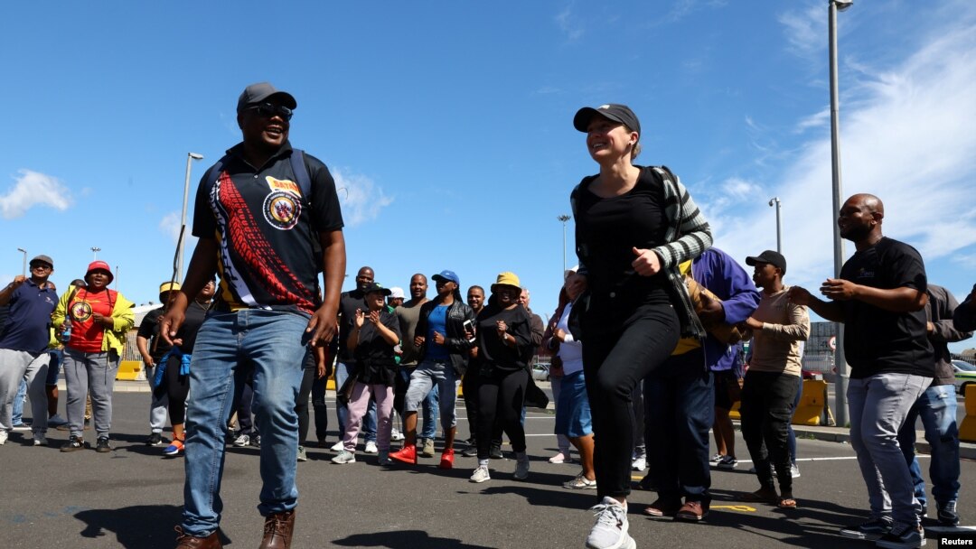 Wafanyakazi wa reli na bandari wa Afrika Kusini wa Kampuni ya Transnet waendelea na mgomo mjini Cape Town.