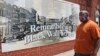 Freeman Culver berdiri di depan mural yang berisi daftar nama-nama usaha yang hancur saat pembantaian rasial warga kulit hitam di Kota Tulsa pada 1921, di Tulsa, Oklahoma, 15 Juni 2020. (Foto: AP)