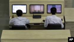朝鲜技术人员4月11日在平壤郊外的火箭发射指挥中心计算机终端机旁工作