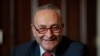 Senatori Chuck Schumer duke dëgjuar gjatë një takimi virtual me gjeneralin në pension Lloyd Austin, i emëruar për t'u bërë sekretar i mbrojtjes nga Presidenti i zgjedhur Joe Biden (15 dhjetor 2020)