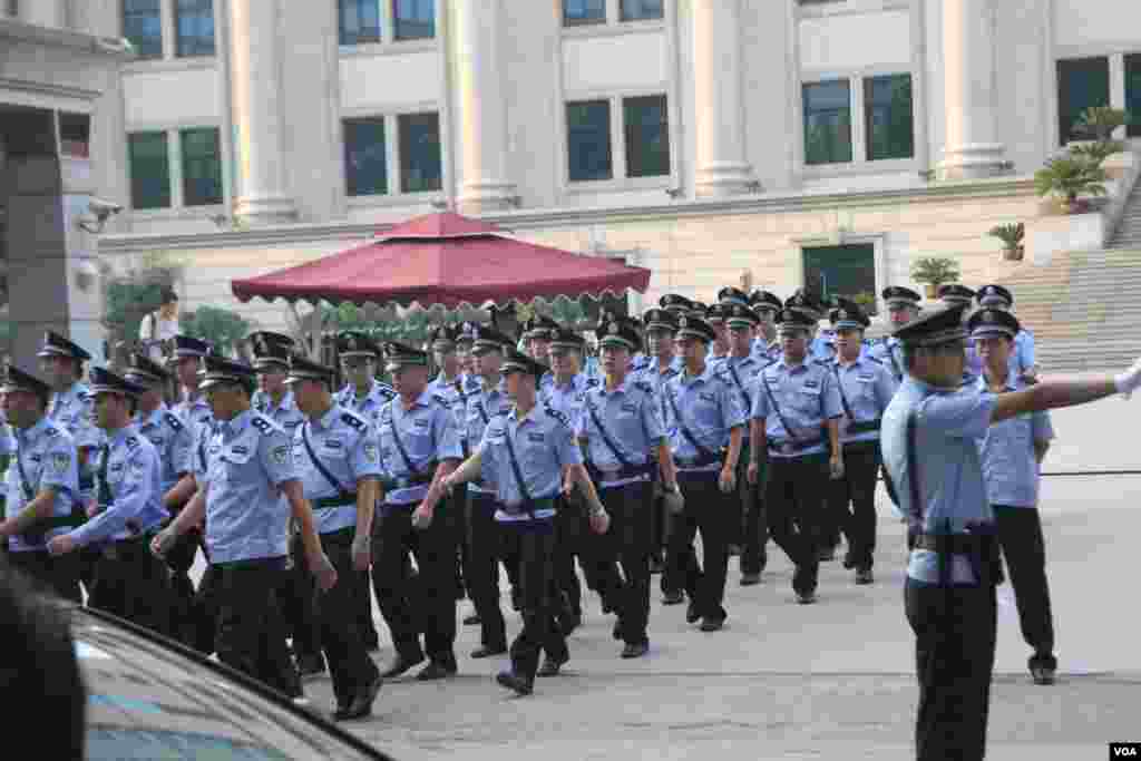 济南中级人民法院前加强了警力 