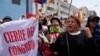 Seguidores del presidente peruano Pedro Castillo protestan portando una bandera que dice "cierre del Congreso" el día en que estaba prevista una sesión para destituir al presidente, cerca del Congreso en Lima, Perú, el 7 de diciembre de 2022. 