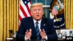 Président Donald Trump azali kopesa lisikulu na ndako ya mosala mwa ye Bureau ovale, na Maison Blanche, Washington, 11 mars 2020.