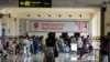 Penumpang yang mengenakan masker wajah sebagai protokol keamanan terhadap Covid-19 terlihat di Bandara Internasional Sultan Iskandar Muda di Blang Bintang, pada 25 April 2021. (Foto: AFP/Chaideer Mahyuddin) 