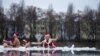 Sejumlah Warga Berlin Rayakan Natal dengan Tradisi Terjun ke Sungai Beku