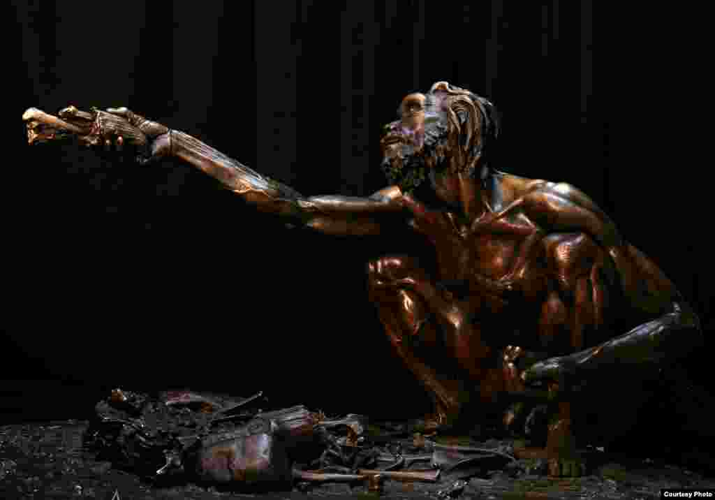 Homo heidelbergensis ini digambarkan ada dekat api unggun sekitar 200.000 tahun yang lalu. (John Gurche, “Shaping Humanity”)