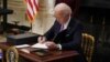 Presidente Biden anula decreto de Trump que impedia presença de transgéneros nas Forças Armadas