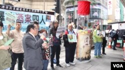 4月1日香港街頭抗議審判六四酒案四君子（美國之音記者申華拍攝） 