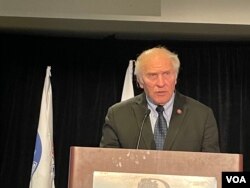 美國俄亥俄州聯邦眾議員斯蒂夫·夏伯特2022年9月17日在維吉尼亞州阿靈頓舉行的台灣人公共事務會40週年餐會發表講話。（美國之音鍾辰芳拍攝）