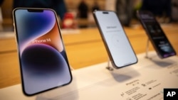 iPhone 14, iPhone 14 Pro, dan iPhone 14 Pro Max tampak dipajang di sebuah toko Apple (foto: ilustrasi). Otoritas Prancis menuduh Apple membatasi layanan reparasi iPhone. 