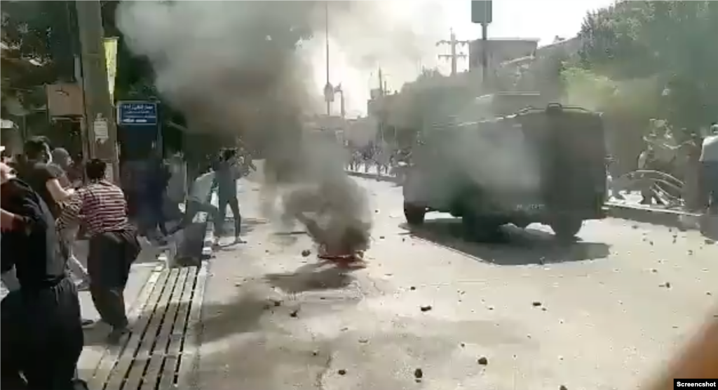 نیروهای امنیتی ایران برای پراکنده کردن معترضان از گاز اشک آور نیز کار گرفته اند
