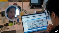지난 1월 홍콩에서 영국 이민 관련 업체 관계자가 이민 상담을 하고 있다. (자료사진)