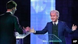 荷兰右翼政党领导人吉尔特•威尔德斯（右）与荷兰总理马克•鲁特在一次电视辩论中（资料图）