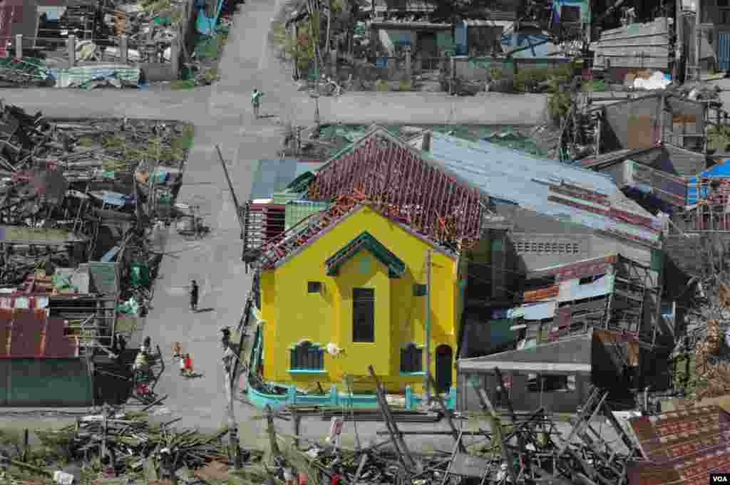 Some of the damage from Typhoon Haiyan in Lawaan, Eastern Samar Philippines, Nov. 19, 2013. (Steve Herman/VOA)