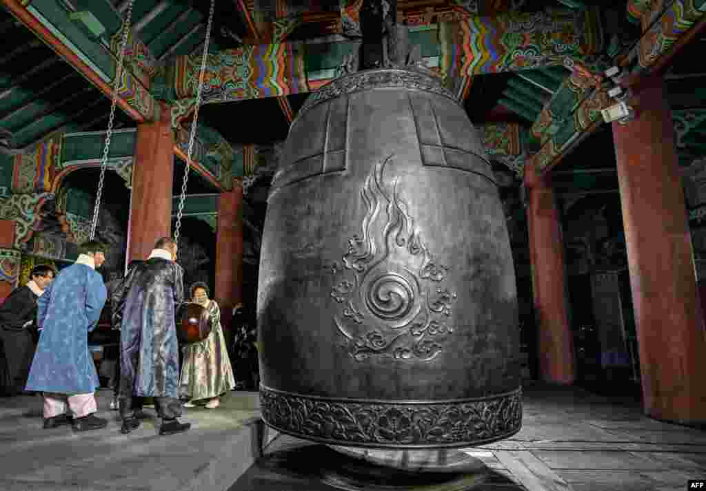 Participants hit a huge bell to welcome the 2025 New Year's Day, during celebrations post midnight at the Bosingak pavilion in central Seoul, Jan. 1, 2025.
