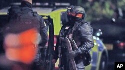 Naoružani policajci nedaleko od mesta eksplozije u Livepulu, Engleska, 15. novembra 2021.