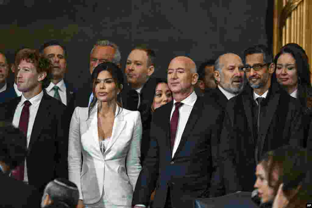 Mark Zuckerberg, da esquerda para a direita, Lauren Sanchez, Jeff Bezos e Sundar Pichai na 60ª tomada de posse Presidencial na Rotunda do Capitólio dos EUA, em Washington, a 20 de janeiro de 2025.