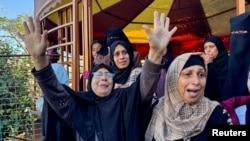 Sejumlah pelayat tampak menangis dalam prosesi pemakaman warga Palestina yang tewas terbunuh dalam serangan udara Israel di Rumah Sakit Nasser di Khan Younis, selatan Jalur Gaza, pada 16 Desember 2024. (Foto: Reuters/Mohammed Salem)