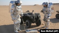 Dua ilmuwan melakukan eksperimen "Life on Mars" atau kehidupan di Marsdi gurun Dhofar, Oman selatan. 