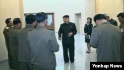 북한 조선중앙TV가 7일 실각한 것으로 알려진 장성택 국방위원회 부위원장의 모습을 삭제한 기록영화를 내보냈다.