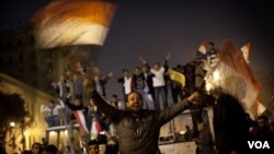 Massa di Lapangan Tahrir, Kairo bersorak-sorai setelah mendengar berita mundurnya Mubarak (11/2).