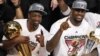 Dvejn Vejd sa trofejem Leri O'Brajen, namenjenom šampionu NBA lige, i Lebron Džejms sa priznanjem za najkorisnijeg igrača finalne serije koji nosi ime Bila Rasela 