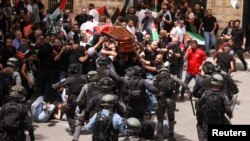 Pasukan keamanan Israel bentrok dengan warga Palestina yang menghadiri pemakaman wartawan Al Jazeera yang tewas ditembak, Shireen Abu Akleh, di Yerusalem, Tepi Barat, wilayah Palestina yang diduduki Israel (13/5).