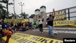 Demonstrasi pengesahan UU KUHP di luar gedung DPR RI di Jakarta , 5 Desember 2022. (Foto: REUTERS/Willy Kurniawan)