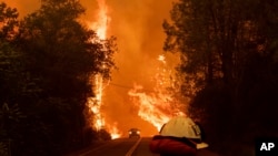 Dvojica vatrogasaca nastradala su gaseći požar u Kaliforniji.