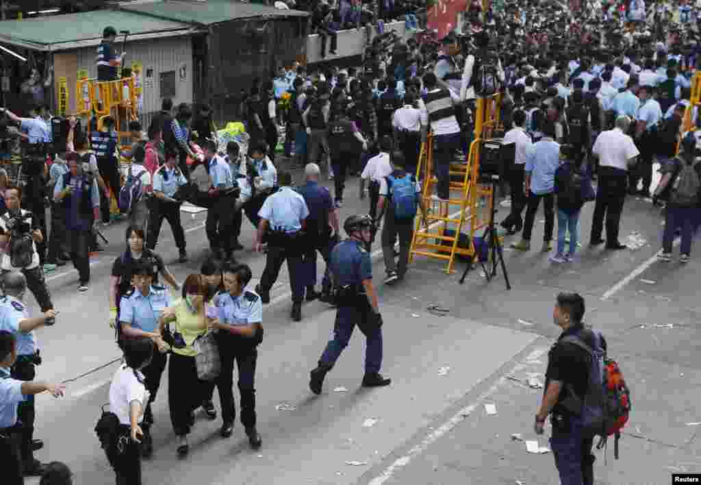 香港警在旺角购物区清除抗议现场, 被捕拒绝离开的抗议者