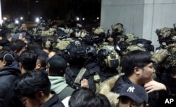 Para tentara darurat militer mencoba memasuki kompleks parlemen Korea Selatan di Seoul, Korea Selatan, Rabu, 4 Desember 2024. (Foto: Cho Sung-bong/Newsis via AP)