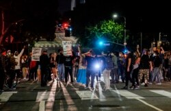 Para demonstran memblokade jalan pada aksi protes atas tewasnya George Floyd di Minneapolis, Rabu (27/5).