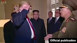 Presiden AS Donald Trump memberi salut militer kepada Jenderal No Kwang Chol (kanan), disaksikan oleh pemimpin Korut Kim Jong-un di Singapura, Selasa (12/6) lalu. 