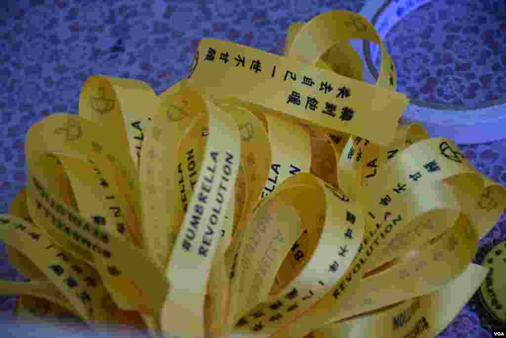 添美藝墟發言人洪小姐製作的歌詞絲帶飾物,印上一句歌詞:「換到溫飽,失去自己一世不甘願」。(美國之音湯惠芸拍攝)