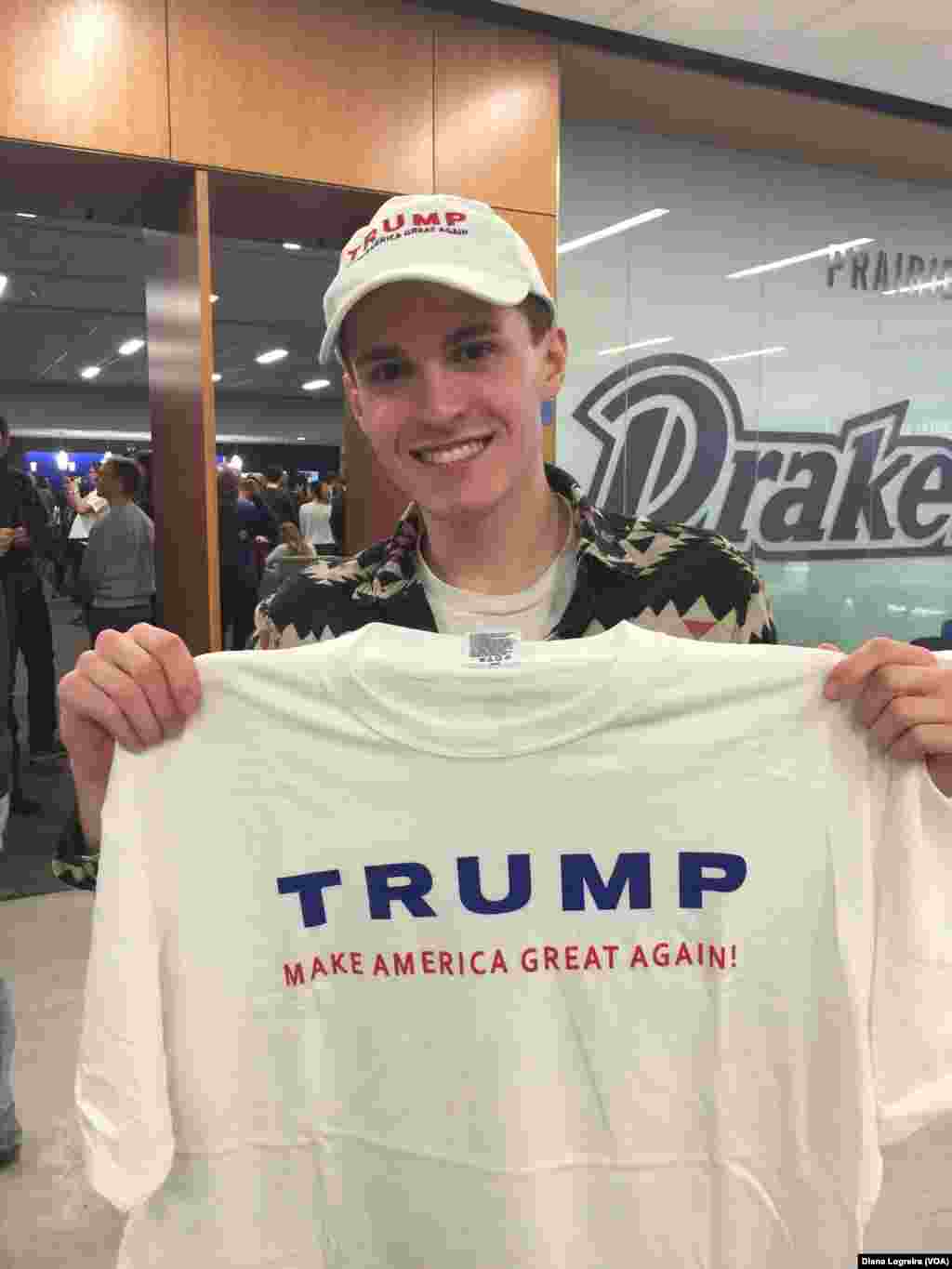 Alec Bognar, pendukung kandidat capres AS dari Partai Republik Donald Trump, ikut kampanye di Des Moines, Iowa, 28 Januari 2016.