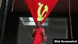 宋莊藝術家追魂2010年以中共黨旗上吊的行為藝術（網絡圖片）