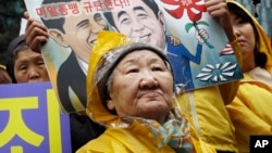Seorang mantan wanita penghibur tentara Jepang jaman Perang Dunia II, Kil Un-ock (depan) ikut dalam protes menentang kunjungan PM Jepang Shinzo Abe ke AS dalam aksi unjuk rasa di depan Kedubes Jepang di Seoul, Korea Selatan (foto: dok).