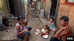 Keluarga miskin yang tinggal di salah satu kawasan kumuh di Jakarta. Meski mengalami peningkatan IPM, Kepala BAPPENAS mengakui Indonesia masih harus mengatasi masalah kesenjangan.
