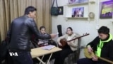 Li Ser Şopa Adîk Zarokan Fêrî Muzîkê Dike
