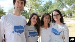 Keluarga Tomeu Vadell, salah satu eksekutif perusahaan minyak AS yang ditahan di Venezuela, mengenakan T-shirt bertuliskan "Bebaskan Citgo 6," di Katy, Texas, 15 Februari 2019.