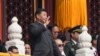 Presiden China Xi Jinping (kiri) melambaikan tangannya di sebelah mantan presiden Jiang Zemin (bawah kiri) selama parade militer di Beijing pada 1 Oktober 2019, menandai peringatan ke-70 berdirinya Republik Rakyat China. (Foto oleh Greg BAKER / AFP)