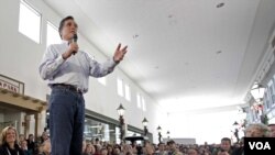 Mantan gubernur Massachusetts, Mitt Romney saat melakukan kampanye di Mason City, Iowa (29/12).
