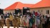 Dandazon 'yan gudun hijira a lokacin da suke karban abinci a wani sansani da ke jihar Borno a shekarar 2016