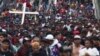 Sejumlah migran, banyak di antara mereka berasal dari Venezuela, berjalan di sepanjang jalan tol Huehuetan di Chiapas, Meksiko, pada 7 Juni 2022. (Foto: AP/Marco Ugarte)
