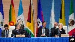 Generalni sekretar Organizacije američkih država, Luis Almagro (desno) govori sedeći pored državnog sekretara SAD Entonija Blinkena tokom ministarskog sastanka Samita Amerike, u Los Anđelesu, 8. juna 2022.