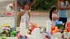 Sejumlah pelayat mengunjungi monumen peringatan di Sekolah Dasar Robb di Uvalde, Texas, yang dibuat untuk mengenang para korban penembakan, pada 6 Juni 2022. (Foto: AP/Eric Gay)