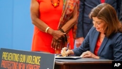Gubernur New York Kathy Hochul menandatangani sejumlah rancangan undang-undang yang bertujuan memperkuat kontrol kepemilikan senjata api dalam sebuah acara di New York, pada 6 Juni 2022. (Foto: AP/Mary Altaffer)
