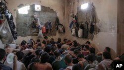 Tersangka anggota kelompok militan ISIS berdesakan di dalam ruang tahanan, di selatan Mosul, 18 Juli 2017. 