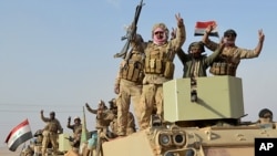 Pasukan Irak merayakan direbutnya Rawah, kota terakhir di Irak yang berhasil dibebaskan dari cengkeraman ISIS, 17 November 2017 lalu (foto: dok). 
