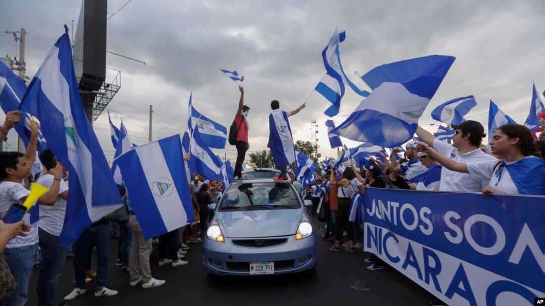 Nicaraguenses protestan contra el gobierno de Daniel Ortega en Managua. Las manifestaciones comenzaron a mediados de abril y han dejado un saldo de al menos 76 muertos, cientos de heridos y detenidos, según documentó la Comisión Interamericana de DD.HH.